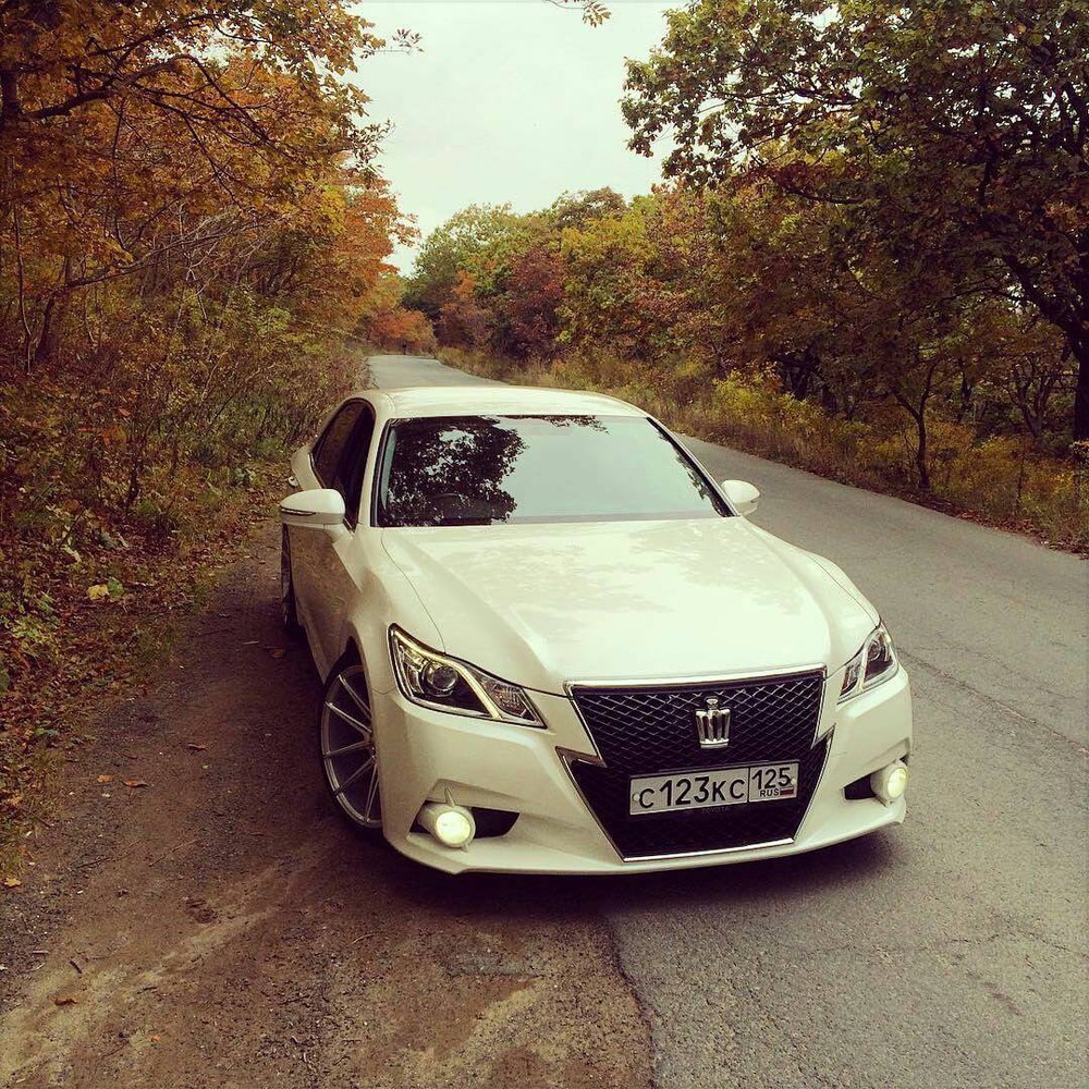 100 спрашивай. Илья Brooklands. Брукландс клаб. Путешествие с Lexus. Белый Лексус is грязный с надписью где м5.